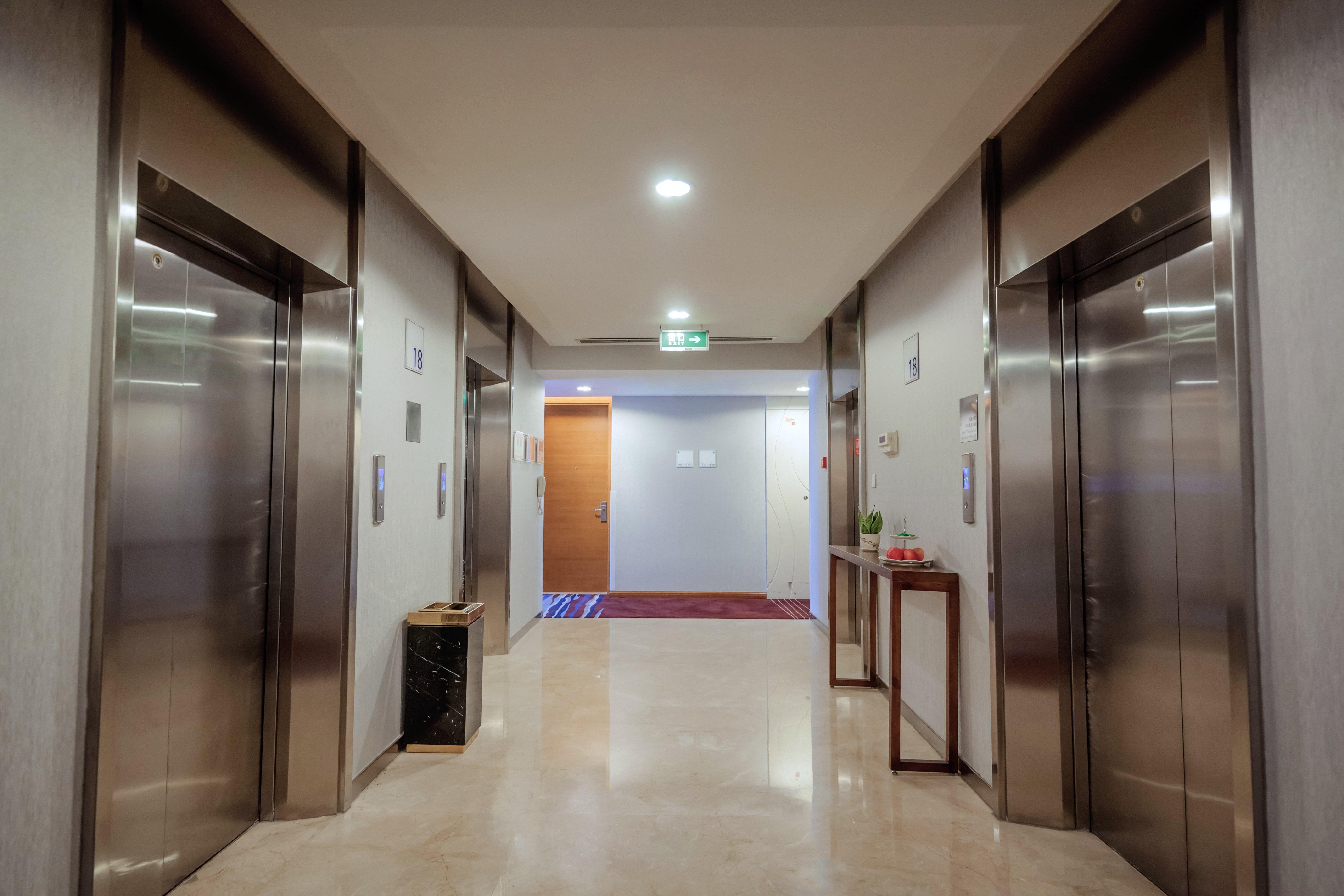 Holiday Inn Express Chongqing Guanyinqiao By Ihg Экстерьер фото