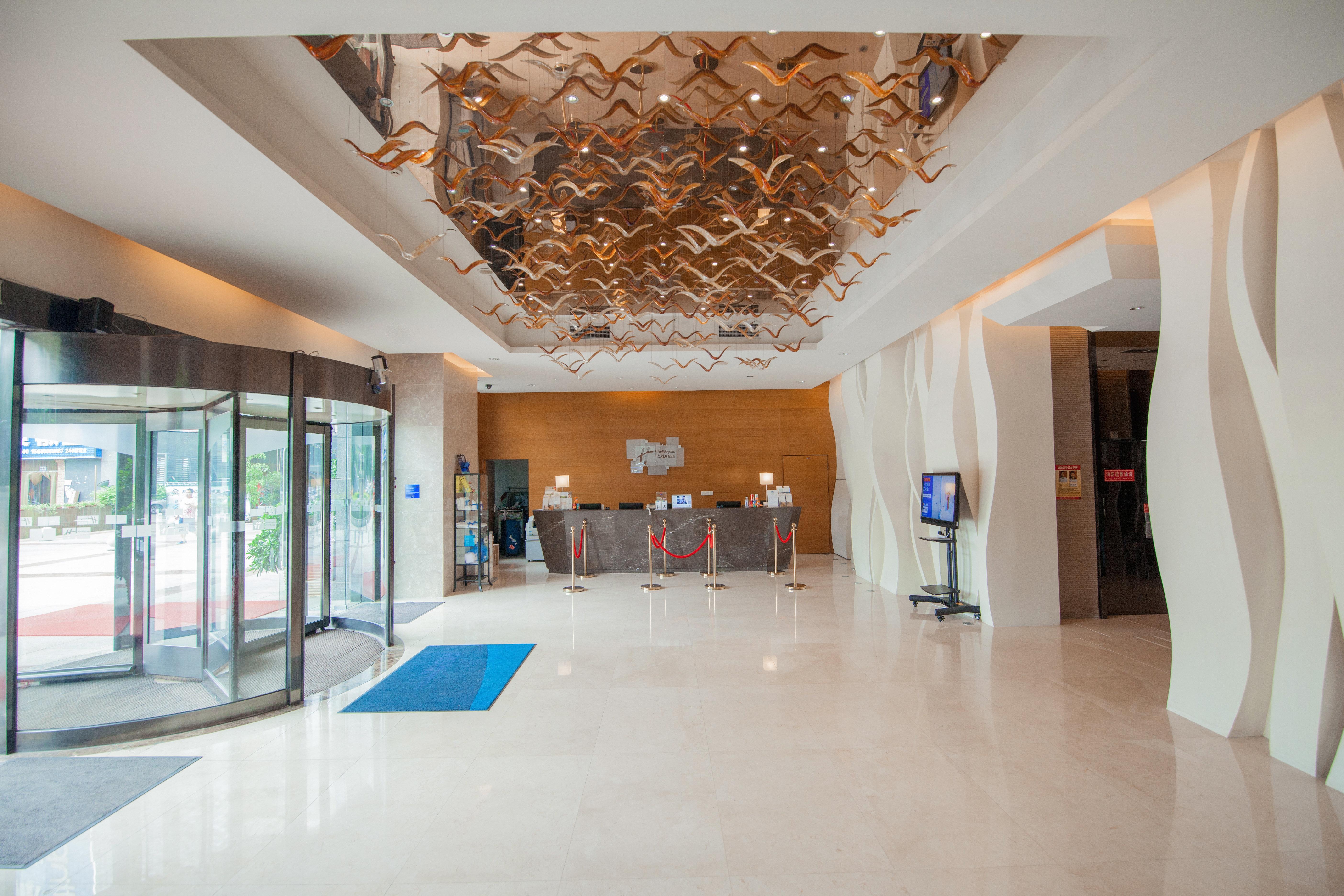 Holiday Inn Express Chongqing Guanyinqiao By Ihg Экстерьер фото