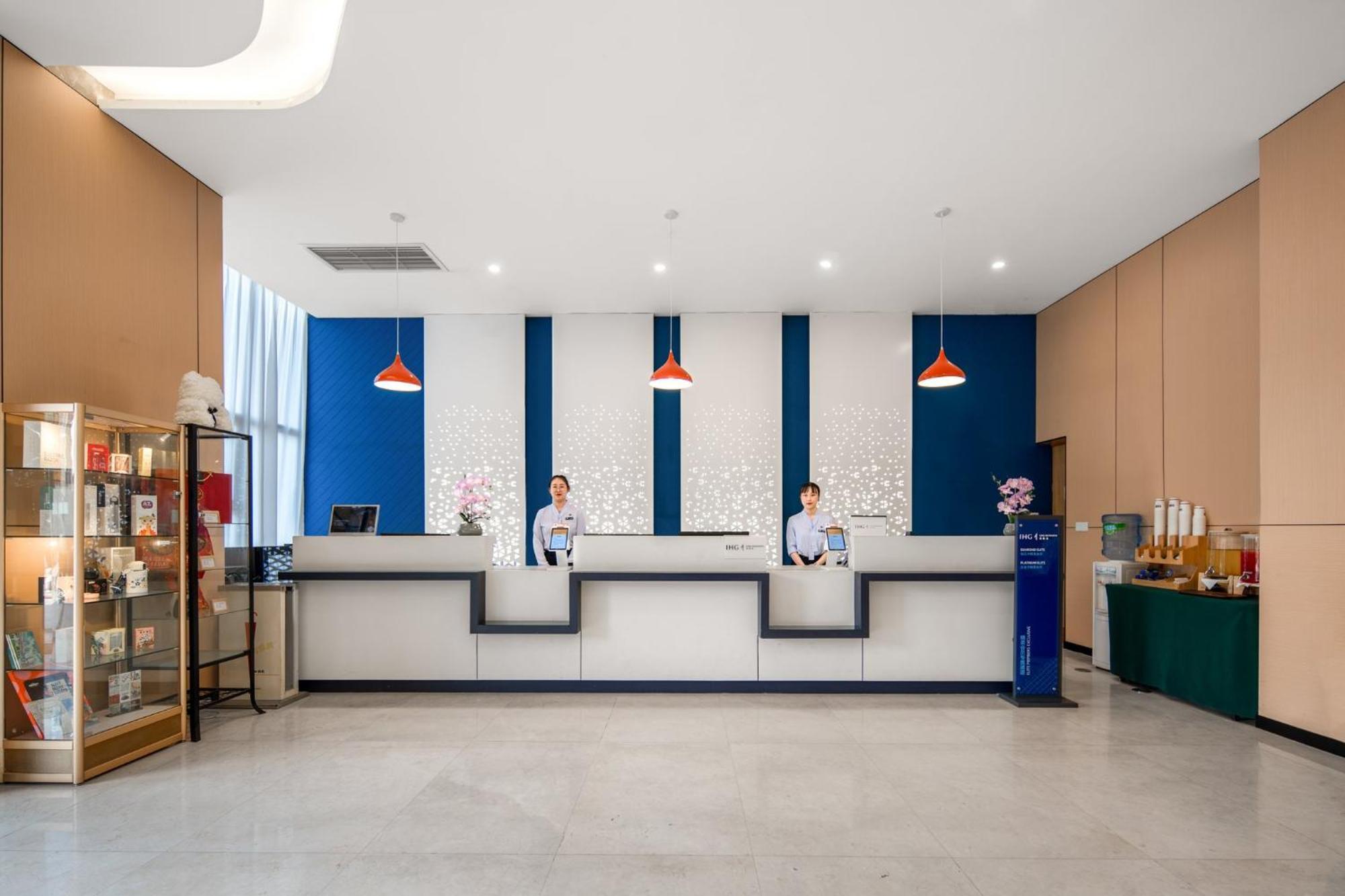Holiday Inn Express Chongqing Guanyinqiao By Ihg Экстерьер фото