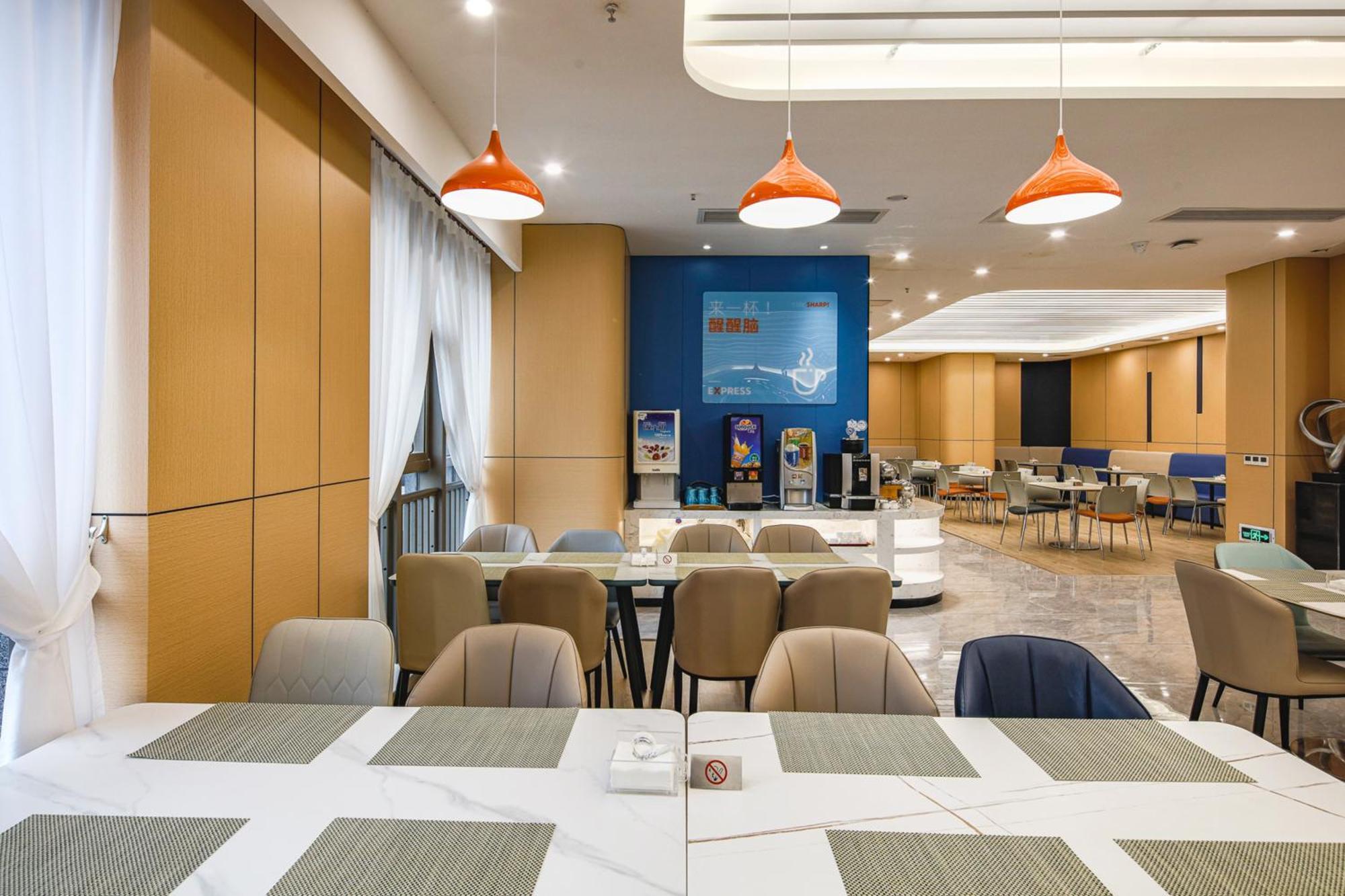 Holiday Inn Express Chongqing Guanyinqiao By Ihg Экстерьер фото